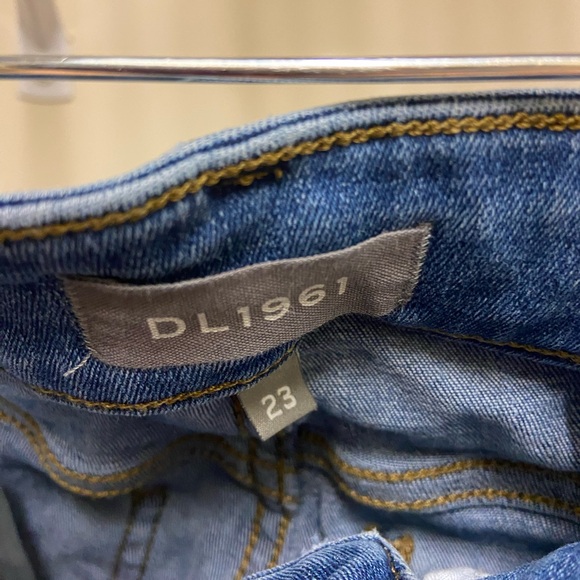 DL1961 Jeans with a Star Pattern - Picture 2 of 4